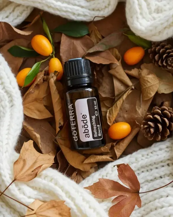 Abode doTERRA na jesiennej dekoracji z liśćmi i szyszkami