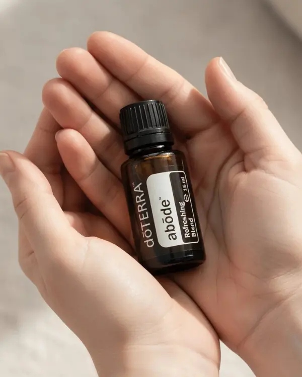 Dłonie trzymające Abode doTERRA – aplikacja olejku