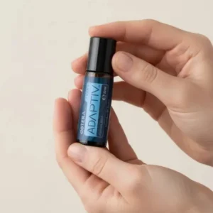 Dłonie trzymające Adaptiv Touch doTERRA – aplikacja olejku