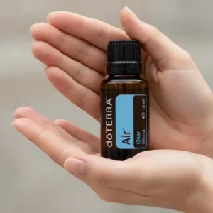 Dłonie trzymające Air doTERRA – aplikacja olejku
