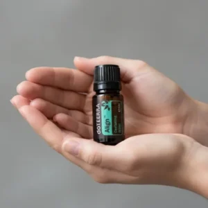 Dłonie trzymające Align doTERRA – aplikacja olejku