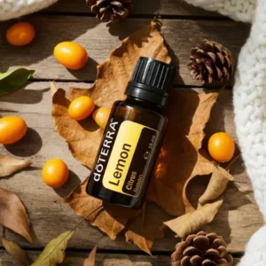 Olejek eteryczny Cytryna doTERRA na jesiennych liściach z kumkwatami i szyszkami