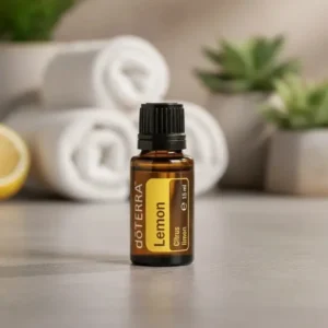 Olejek eteryczny Cytryna doTERRA na blacie z ręcznikami, cytryną i sukulentami