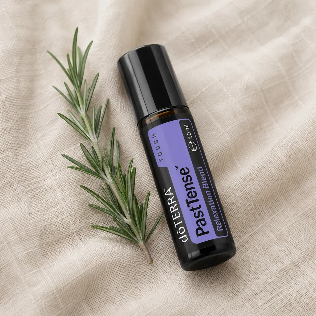 Roll-on doTERRA PastTense Touch na lnianym tle z gałązką rozmarynu