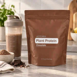 Torebka białka roślinnego doTERRA i shaker z koktajlem na kuchennym blacie