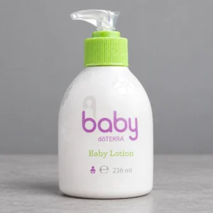 Balsam dla niemowląt doTERRA baby na szarym tle, ujęcie produktowe