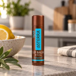 Sztyft balsamu do ust doTERRA Original na kuchennym blacie obok miski cytryn