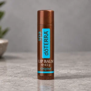 Sztyft balsamu do ust doTERRA SPA Original na szarym kamiennym blacie