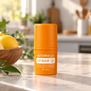Sztyft doTERRA sun SPF 15 na kuchennym blacie obok miski cytryn