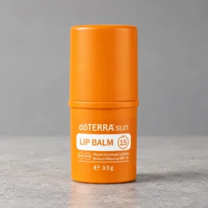 Sztyft balsamu do ust doTERRA sun SPF 15 na szarym kamiennym blacie