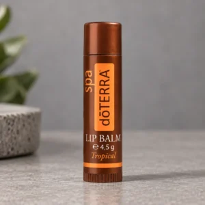 Sztyft balsamu do ust doTERRA SPA Tropical na szarym kamiennym blacie