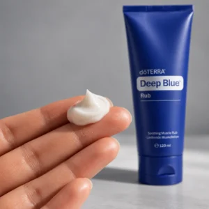 Biały balsam Deep Blue doTERRA wyciśnięty na dłoń, widoczna konsystencja