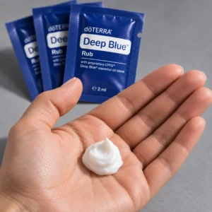 Porcja balsamu Deep Blue doTERRA z saszetki 2 ml na otwartej dłoni