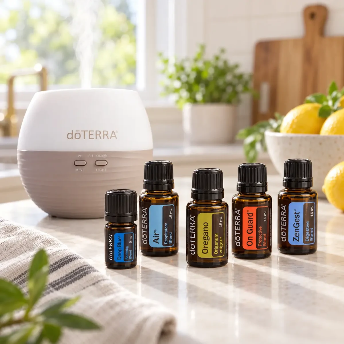 Mieszanki z zestawu Home Essentials doTERRA przy dyfuzorze Petal 2.0, widoczna mniejsza butelka Deep Blue