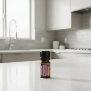 Bazylia Azjatycka (tulsi) doTERRA na białym blacie kuchennym
