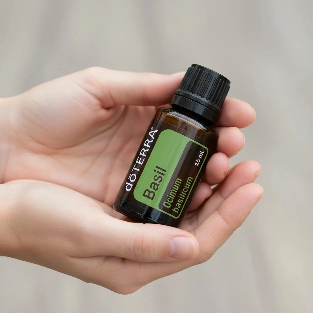 Dłonie trzymające Bazylia doTERRA – aplikacja olejku