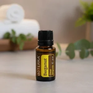 Bergamotka doTERRA na kamiennej podstawce obok złożonych ręczników spa