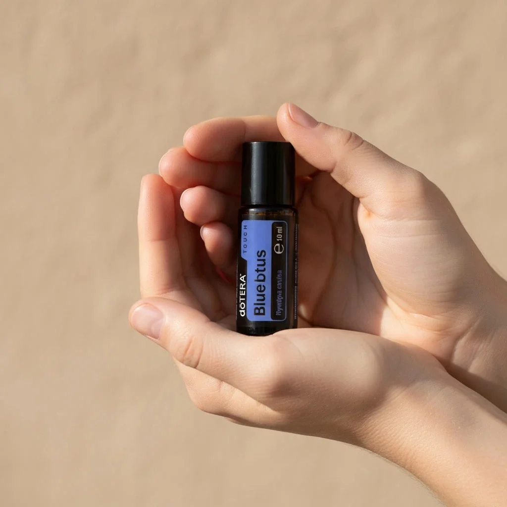 Dłonie trzymające Blue Lotus Touch doTERRA – aplikacja olejku