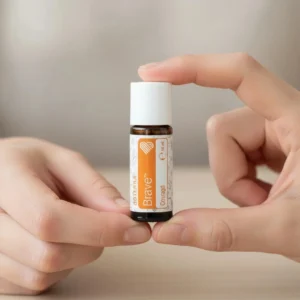 Dłonie trzymające Brave doTERRA – aplikacja olejku