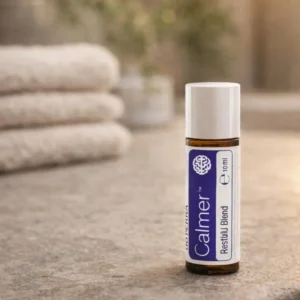 Calmer doTERRA na kamiennej podstawce obok złożonych ręczników spa