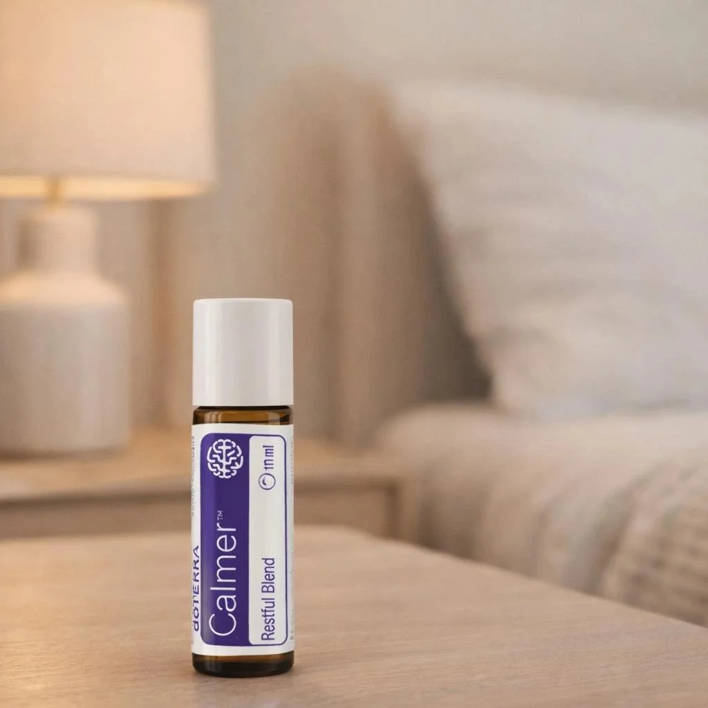 Dłonie trzymające Calmer doTERRA – aplikacja olejku