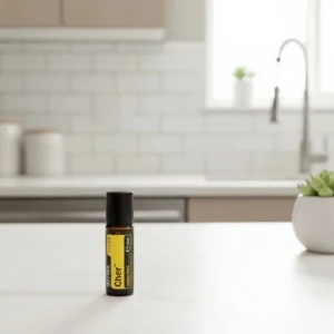 Dłonie trzymające Cheer Touch doTERRA – aplikacja olejku
