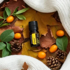 Cheer doTERRA na jesiennej dekoracji z liśćmi i szyszkami