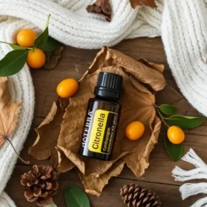 Citronella doTERRA na jesiennej dekoracji z liśćmi i szyszkami