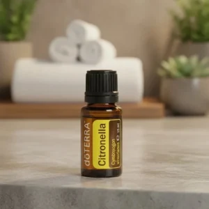 Citronella doTERRA na kamiennej podstawce obok złożonych ręczników spa
