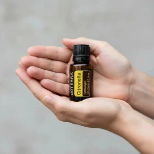 Dłonie trzymające Citronella doTERRA – aplikacja olejku