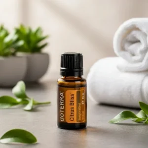 Citrus Bliss doTERRA na kamiennej podstawce obok złożonych ręczników spa