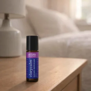 Dłonie trzymające Clarycalm doTERRA – aplikacja olejku