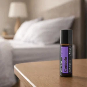 Dłonie trzymające Console Touch doTERRA – aplikacja olejku