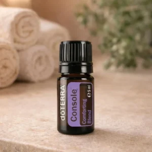 Console doTERRA na kamiennej podstawce obok złożonych ręczników spa