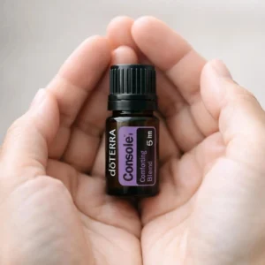 Dłonie trzymające Console doTERRA – aplikacja olejku