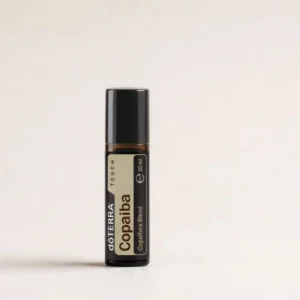 Copaiba Touch doTERRA na szarym tle – ujęcie produktowe
