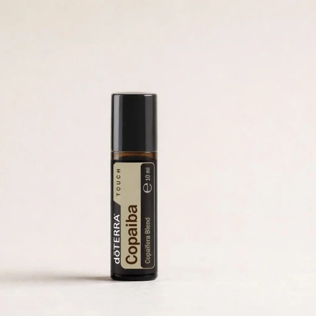 Copaiba Touch doTERRA na szarym tle – ujęcie produktowe