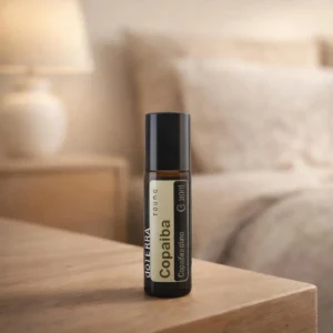 Dłonie trzymające Copaiba Touch doTERRA – aplikacja olejku