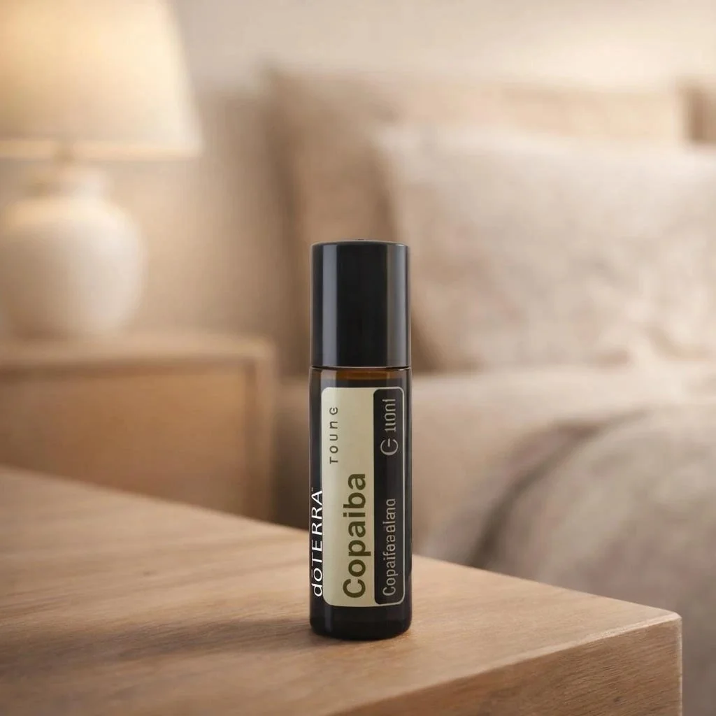 Dłonie trzymające Copaiba Touch doTERRA – aplikacja olejku