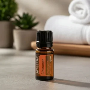 Cynamon doTERRA na kamiennej podstawce obok złożonych ręczników spa