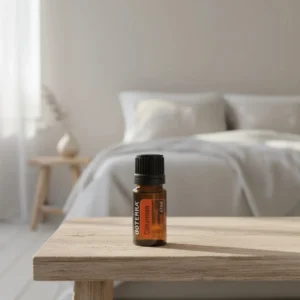 Dłonie trzymające Cynamon doTERRA – aplikacja olejku