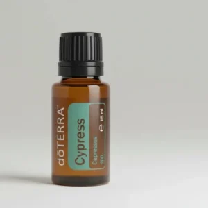 Cyprys doTERRA na szarym tle – ujęcie produktowe