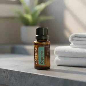 Cyprys doTERRA na kamiennej podstawce obok złożonych ręczników spa