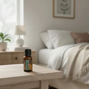 Cyprys doTERRA na drewnianym stoliku nocnym przy łóżku