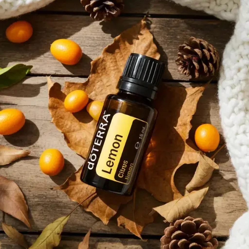 Cytryna doTERRA na jesiennej dekoracji z liśćmi i szyszkami