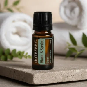Czarny Świerk doTERRA na kamiennej podstawce obok złożonych ręczników spa