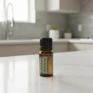 Dłonie trzymające Czarny Świerk doTERRA – aplikacja olejku