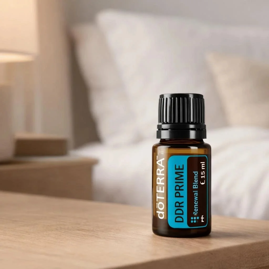 Dłonie trzymające Ddr Prime doTERRA – aplikacja olejku