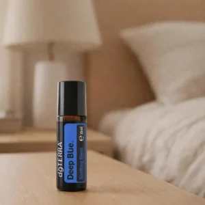 Dłonie trzymające Deep Blue Roll-on doTERRA – aplikacja olejku