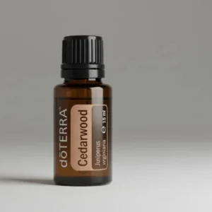 Drzewo Cedrowe doTERRA na szarym tle – ujęcie produktowe